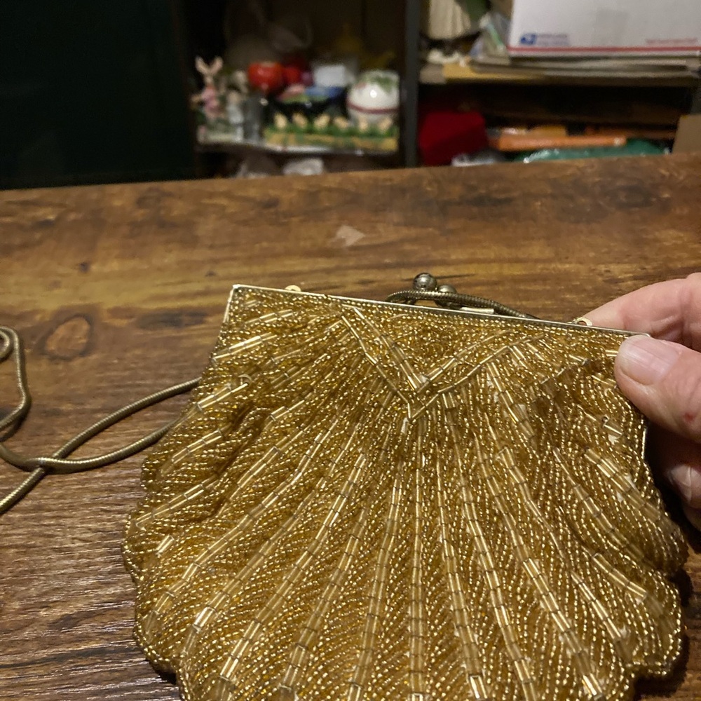Vintage gold beaded scallop shell shape evening purse - Picture 4 of 10